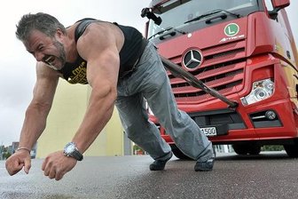 Starke Kerle vor dicken Kisten - Der Kraftsportler und mehrfache Träger des Titels Strongest Man of Germany, Heinz Ollesch.
