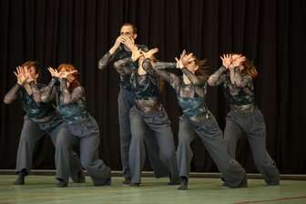 Starke Leistungen und große Emotionen: Freiberger Tanzsportverein feiert Spektakel in der Ernst-Grube-Halle - Charisma, eine der beiden Erwachsenen-Formationen des TSV Schwarz-Weiß Freiberg, präsentierten sich beim Heimturnier extrem ausdrucksstark.
