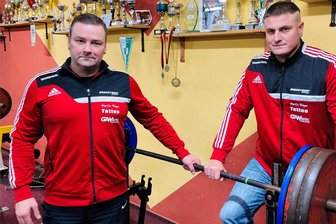 Starke Männer an der Hantel: Beim Erzgebirgspokal im Bankdrücken geben sich in Lauter mehrere Sachsenmeister die Ehre - Patrick Döring (r.) und Thomas Goldhahn vom Verein Kraftsport Lauter freuen sich nach einem wettkampfreichen Jahr auf den Saisonabschluss. Ihr Verein richtet den Erzgebirgspokal im Bankdrücken aus.