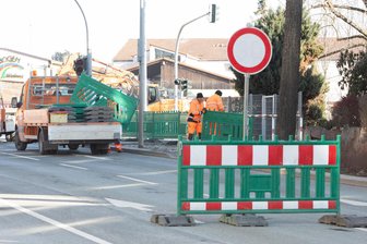 Starke Nerven gefragt: Diese Plauener Kreuzung bleibt bis Jahresende dicht - An der Reißiger Straße wurden am Montag Schilder demontiert und Zäune auf knapp 400 Metern um die Baustelle aufgebaut.