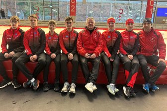 Starke Nerven und schnelle Beine: Talente aus dem Vogtland beeindrucken in Inzell - Die Mylauer Kufenflitzer Tillmann Müller, Christian Böhm, Carl Leonhard Fiebig, Richard Ketzel, Lena Mothes, July Seifert (von links) mit den Trainern und Betreuern Reiner Roth (Mitte) und Stephan Mothes (rechts außen).
