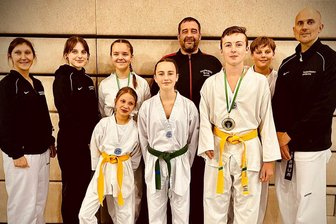 Starke Performance in Technik und Vollkontakt: Zwönitzer Taekwondo-Sportler überzeugen in Annaberg - Das Zwönitzer Team Technik/Formenlauf bestand aus (v. v. l.) Birgit Standau, Freya Groß, Hannah Jäckel, Nick Hoppe und Maik Schindler sowie (h. v. l.) Anja-Doreen Schmidt, Lucy Nitzsche, Tim Schnabel und Fabian Glöckner.