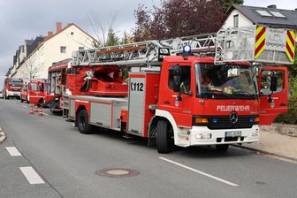 Starke Rauchentwicklung in Aue – Feuerwehr rückt aus - Mehrere Feuerwehrfahrzeuge sind in Aue ausgerückt.