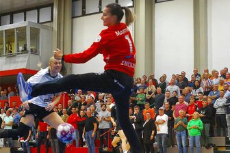 Starke Reflexe und gute Videoanalyse: Wie Torhüterin Caroline Martins die Gegnerinnen des BSV Sachsen Zwickau nervt - Caroline Martins pariert den Wurf von Ida Gullberg von Thüringer HC.