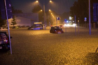Starke Regenfälle: Parkplatz in Freiberg unter Wasser - 