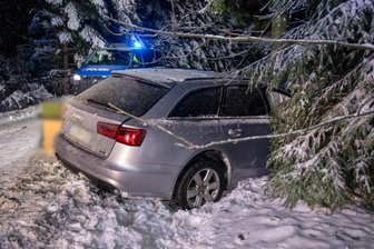 Starke Schneefälle sorgen im Erzgebirge für Unfälle und Verkehrsbehinderungen - Der Fahrer eines Audi war in Zwönitz auf der Schlüsselstraße gegen einen Baum gefahren.