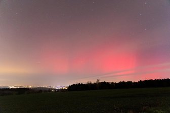 Starke Sonneneruption: Polarlichter erhellen den Himmel im Erzgebirge - In sattem Rosarot erstrahlte der Himmel über Zwönitz.