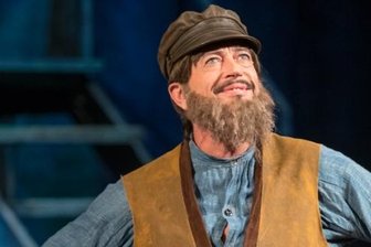 Starke Stimmen und leise Geigenklänge - Leander des Marel als Milchmann Tewje in einem seiner zahlreichen Zwiegespräche mit Gott, in denen er das Einerseits und das Andererseits seiner Probleme abwägt.