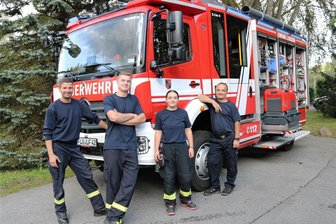 Starke Truppe freut sich auf Fahrzeugweihe - und ganz Leubsdorf feiert mit - Der Leubsdorfer Gemeindewehrleiter Falk Berger (r.) freut sich mit seiner Truppe über ein neues Löschfahrzeug. Es wird am 7. Oktober offiziell geweiht.