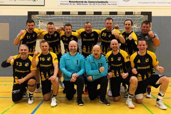 Starke zweite Hälfte beschert Oelsnitzer Handballern perfekten Jahresabschluss - Ein schöner Jahresabschluss: Die erste Männermannschaft des TSV Oelsnitz bejubelte den knappen Sieg gegen Burgstädt.