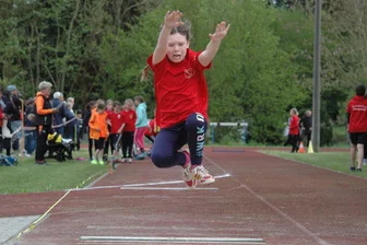 Starker Auftakt der Leichtathleten bei Bahneröffnung des LWV Geringswalde - Mächtig gestreckt haben sich die jungen Leichtathletik-Talente auch beim Weitsprung. Paula Schmidtke vom LWV Geringswalde wurde hier mit 3,01 Metern Siebte in der Altersklasse W 9.