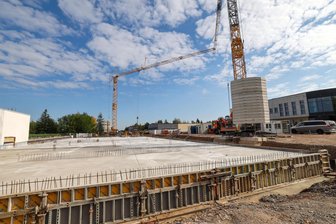 Starker Impuls für Glauchau: Unternehmen aus Gesundheitswesen stemmen drei große Investitionen - Am Rudolf-Virchow-Klinikum in Glauchau entsteht eine neue Zentralapotheke.