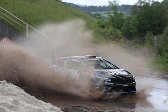 Starker Rallye-Auftritt: Crottendorfer katapultiert sich mit Reifentrick auf Platz 4 - Carsten Mohe zischt mit seinem Renault Clio Rally3 durch ein Wasserhindernis.