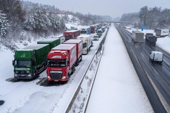Starker Schneefall sorgt für Staus auf A 72 -
