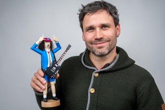Starker Strom: AC/DC-Gitarrist Angus Young ist nun im Erzgebirge zu haben - Eigentlich ist Roy Fankhänel Gitarrenbauer. Doch mit großer Leidenschaft entwirft er auch Holzkunstfiguren. In Seiffen gehen seine Entwürfe bereits in Serie.