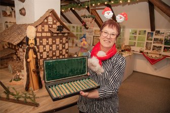 Starker Tobak in der Weihnachtsschau in Tirpersdorf - Karin Förster präsentiert ausländische Zigarren, die in der Weihnachtsschau „Alles, wo‘s raaaacht“ des Heimatvereins Tirpersdorf in der Heimatstube des Ortes zu sehen sind.