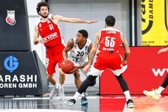 Starkes Bundesliga-Debüt - Chemnitzer Niners verlieren knapp in Bamberg - Wes Clark (Mitte) trifft zum 58:53 für Chemnitz.