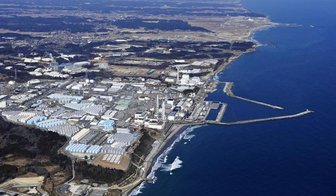 Starkes Erdbeben erschüttert Fukushima - Tsunami-Warnung in Japan - Das von einem Hubschrauber aufgenommene Foto zeigt das durch ein Erdbeben am 11.03.2011 beschädigte Kernkraftwerk Fukushima Daiichi in der Präfektur Fukushima im Nordosten Japans. 