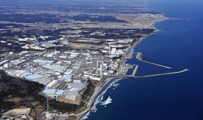 Starkes Erdbeben erschüttert Fukushima - Tsunami-Warnung in Japan - Das von einem Hubschrauber aufgenommene Foto zeigt das durch ein Erdbeben am 11.03.2011 beschädigte Kernkraftwerk Fukushima Daiichi in der Präfektur Fukushima im Nordosten Japans. 