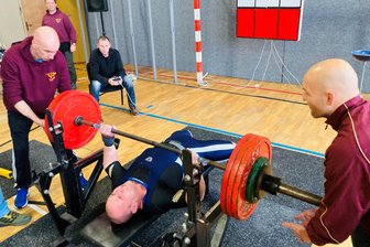 Starkes Stück: Kraftsportler aus Lauter stellen sieben Erzgebirgsmeister auf einen Streich - Aues WM-Bronzegewinner Lars Bretfeld, hier beim Bankdrücken in Lauter, darf sich Erzgebirgsmeister nennen.