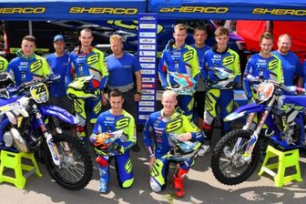 Starkes Team will die Krönung - Im Saison-Klassement und für den Fotografen gut aufgestellt: Das Sherco-Team Flöha mit Chef Marcus Kehr (r.). 