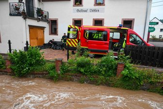 Starkes Unwetter in Sachsen: Wer kommt für Schäden an Haus und Auto auf? - Ausnahmezustand auch in Zetteritz in Mittelsachsen: Weil der örtliche Teich überzulaufen drohte, schützte die Feuerwehr Gebäude wie das alte Gasthaus mit Sandsäcken.