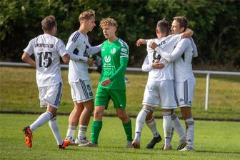 Starkes Vogtland-Wochenende in der Sachsenklasse: BSV Irfersgrün schnuppert ganz oben, Merkur Oelsnitz stürzt den Tabellenführer - Syraus Kapitän Paul Schneider (rechts) wird von seinen Teamkollegen für das 2:0 gefeiert.
