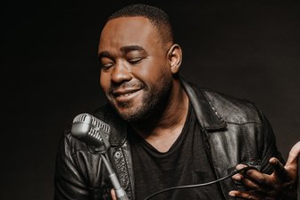 Nelson Müller geht mit einer Show auf Tour. Hier wird er nicht nur kochen, sondern auch singen.