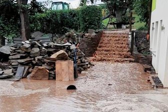 Starkregen am Fuß der Augustusburg: Schlammlawine schob sich bereits dreimal durch Grünberg - Starkregen in Grünberg: Am frühen Nachmittag des 6. September waren die Wassermassen an der Hauptstraße von Grünberg nicht aufzuhalten. Sie flossen die Treppe von Familie Hänel ungebremst hinunter.