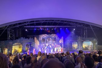 Starkregen am Sonntag: So war die Lage in Plauen - Feuerwehrauto in Unfall verwickelt - Open-Air-Musical findet statt - Das neue Bühnendach hielt Sonntagabend alle Akteure trocken.