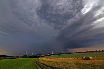 Starkregen: Feuerwehr im Landkreis Zwickau rückt zu 15 Einsätzen aus - Die Gewitterfront über Westsachen, hier über Kuhschnappel, brachte kräftigen Regen mit sich.