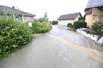 Starkregen: Feuerwehren in Pausa und Plauen rücken Sonntagnachmittag zu Einsätzen aus - Einzelne überflutete Straßen hat es am Sonntagnachmittag in Thiergarten gegeben.
