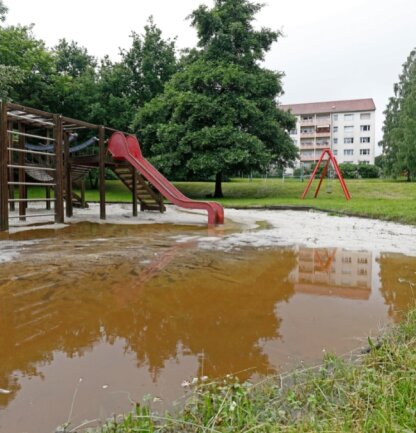 Starkregen führt zu Dauereinsatz - Der Spielplatz an der Schulstraße wurde zum See. 