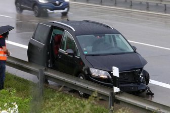 Starkregen führt zu Unfällen - Eines der auf der A4 verunglückten Fahrzeuge.