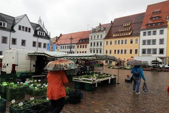 Starkregen für Wochenende vorhergesagt: In der Region Freiberg und Mittelsachsen werden nun weitere Veranstaltungen abgesagt - Am Donnerstagmittag regnete es in Freiberg schon so stark, dass kaum noch Kunden den Wochenmarkt auf dem Obermarkt besuchten.
