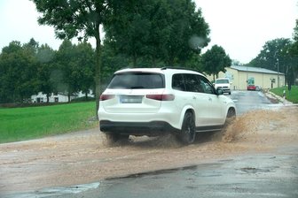 Starkregen im Vogtland: Eicher Spange gesperrt - Durch Starkregen kam es am Sonntag im Vogtland zu Straßenüberflutungen (Symbolfoto).