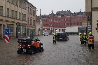 Starkregen im Vogtland: Platz in Oelsnitz überflutet - Autofahrer gerettet - Gefangen im Wasser: Ein VW-Bus und sein Fahrer mussten am Heppeplatz Oelsnitz aus den Fluten geschoben werden.