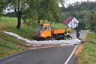 Starkregen in Penig sorgt erneut für Überflutung - Zum Schutz vor weiteren Überflutungen errichteten die Einsatzkräfte eine Barriere aus Sandsäcken.