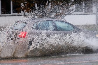 Starkregen in Sachsen, Überflutungen möglich: Das kommt jetzt auf uns zu - Lokal könnte es in der Nacht auf Freitag zu Überflutungen kommen.