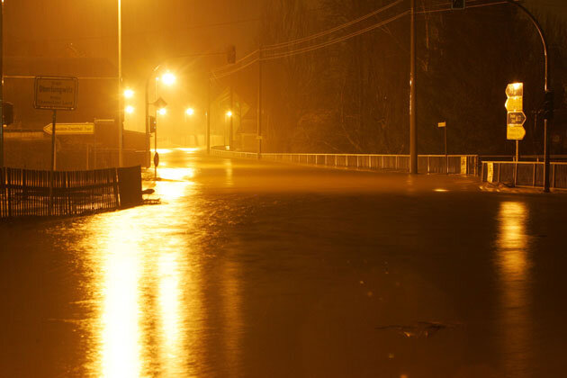 Starkregen sorgt für Überschwemmungen - Die überflutete B 180 in Oberlungwitz.