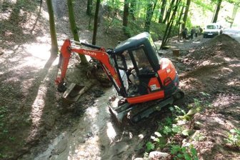 Starkregen sorgt immer wieder für Ärger - Der Söllichaubach neben dem Walderlebnispfad an der Eulenkluft in Wechselburg schwoll bei einem Unwetter Anfang Juni an. Die Firma Stefan Theuer hat die Schäden behoben. 