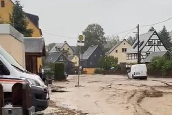 Starkregen überflutet Straßen - Die Adorfer Hauptstraße verwandelte sich innerhalb von Minuten in einen braunen Fluss. 