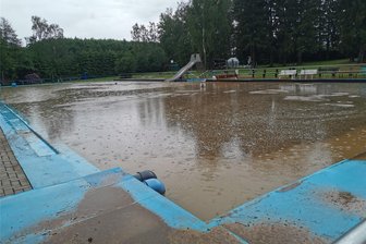 Starkregen überschwemmt Straßen und Keller im Vogtland: Freibad Reumtengrün verwüstet - Am Samstag verursachten starke Regenfälle im Freibad Reumtengrün schwere Verwüstungen. Das Becken lief voll Schlamm. „Es sah aus wie Kakao“, schilderte Ortsvorsteher Uwe Ebert den Anblick.