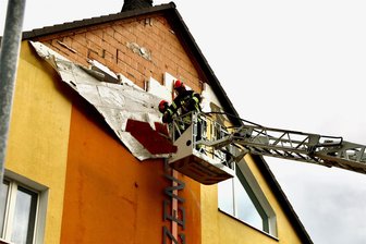 Starkregen und Windböen verursachen Schäden in Schwarzenberg - Starkregen und Windböen haben in Schwarzenberg eine Fassade beschädigt. Die Feuerwehr musste ausrücken.