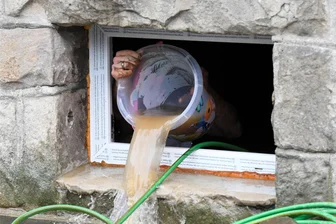 Starkregen: Was tun, wenn der Keller plötzlich unter Wasser steht? - Steht auf einmal Wasser im Keller, ist Vorsicht geboten: Als Erstes ist der Strom abzuschalten, danach kann man zum Eimer greifen.