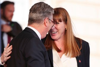 Starmers Ex-Vize Rayner bringt sich ins Spiel um Nachfolge - Einst demonstrierten der britische Premier Keir Starmer (links) und Angela Rayner (rechts) demonstrativ Geschlossenheit. 
