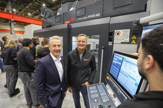Starrag Heckert in Chemnitz: Durch die Krise mit neuem Geschäftsführer und neuen Anlagen - Der neue Geschäftsführer Stefan Hansch (links) und Projekt-Manager Kai Fischer, der das neue Hochgeschwindigkeits-Bearbeitungszentrum mit seinen Kollegen aufgebaut hat.