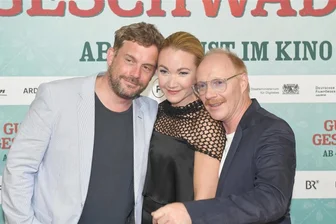 Stars der Eberhofer-Krimi-Verfilmungen kommen nach Chemnitz - Sebastian Bezzel (links) mit Lisa Maria Potthoff und Simon Schwarz bei der Premiere von „Guglhupfgeschwader".