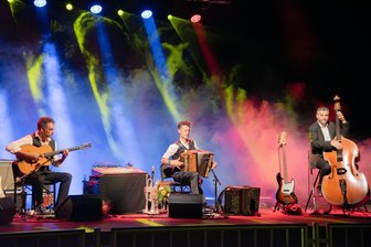 Stars geben sich in Bad Elster die Klinke in die Hand - Das Herbert Pixner Projekt aus Österreich mit dem Südtiroler Musiker und Komponisten Herbert Pixner (Mitte) glänzte bei den Jazztagen im Naturtheater in Bad Elster mit vielseitigen Klängen.