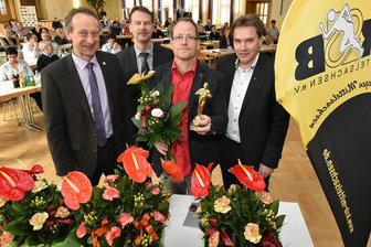 Stars im Ehrenamt: Drei Oscars für Sportler - Ein Sport-Oskar ging an Frank Hoffmann, Vorsitzender des Sächsischen Kanusportvereins Mittweida (2.v.r.). Volker Dietzmann (links), Thomas Kranz und OB Ralf Schreiber (rechts) gratulierten.